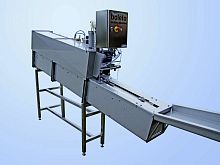 Fish gutting machine