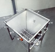 Agitating hopper high-flow