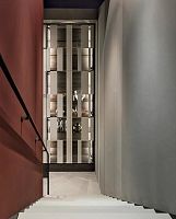 Contemporary display case HIDEwith legsglass