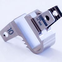 Lumbar interspinous vertebral implant Le U