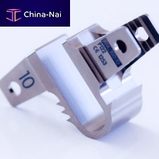 Lumbar interspinous vertebral implant Le U