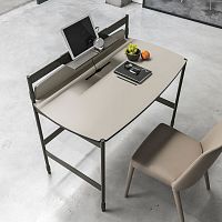 Free-standing desk Inkcontemporaryin wood fiberstraight